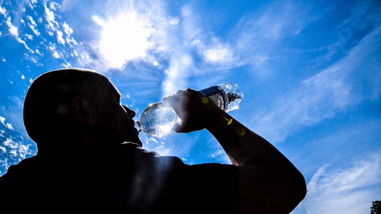 Bei Hitze ist es wichtig, viel Wasser zu trinken. Was die Stadt Attendorn sonst noch tun kann, steht im Hitzeaktionsplan. von Symbolfoto