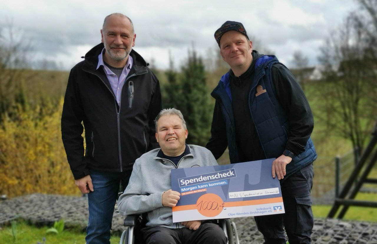 Dieter Schulte (l.) und Volker Arns (r.) übergaben den symbolischen Scheck an Thorsten Voß für seine ALS-Stiftung Sternenlicht. von privat