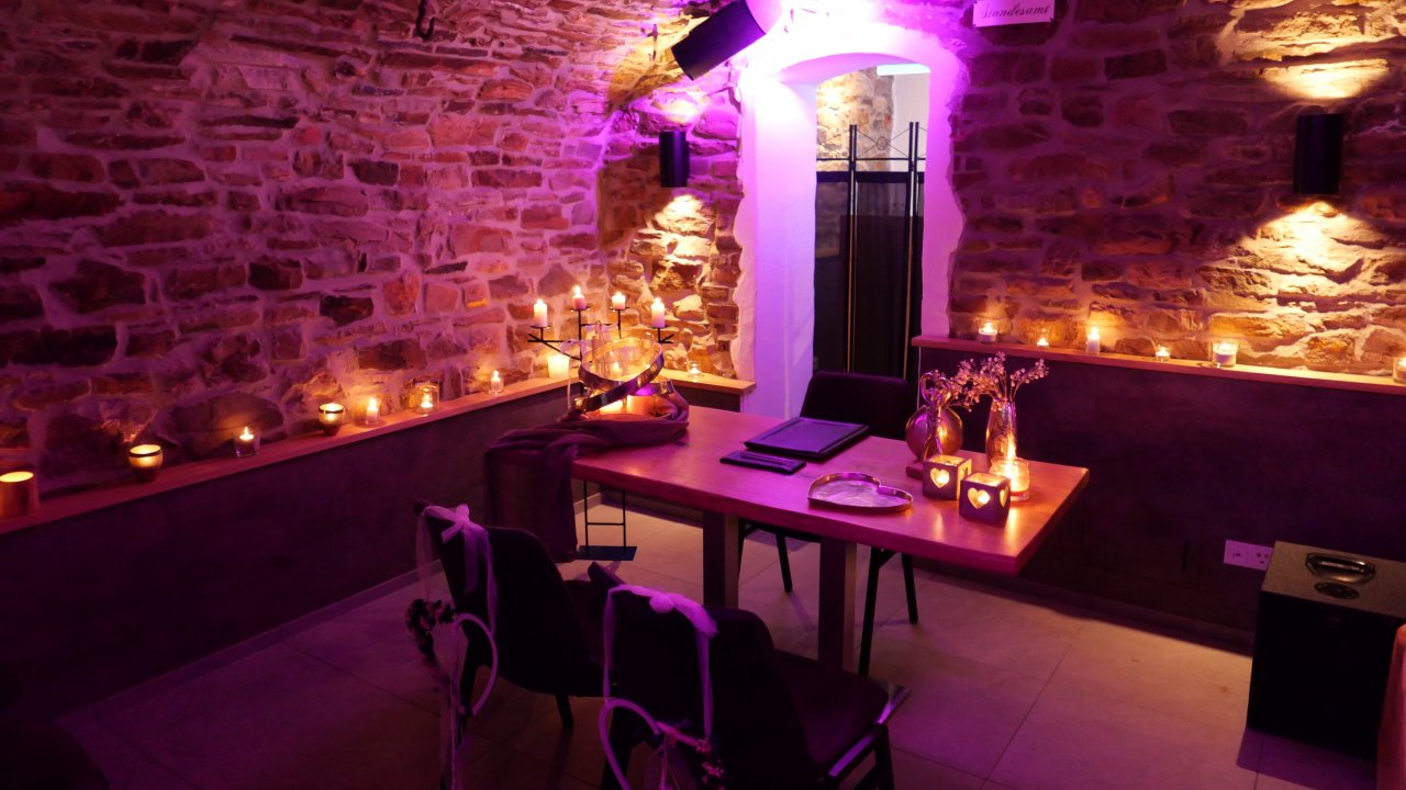 Mehr Romantik geht nicht: Am 9. November können sich Paare erstmals in der Taverne 1313 in Rahrbach trauen lassen - bei Kerzenschein und mit stimmungsvoller Beleuchtung. von privat