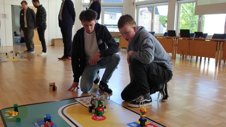 Fünf Schülerteams haben im Kreishaus Olpe an der  Lokallrunde des 18. zdi-Roboterwettbewerbs...