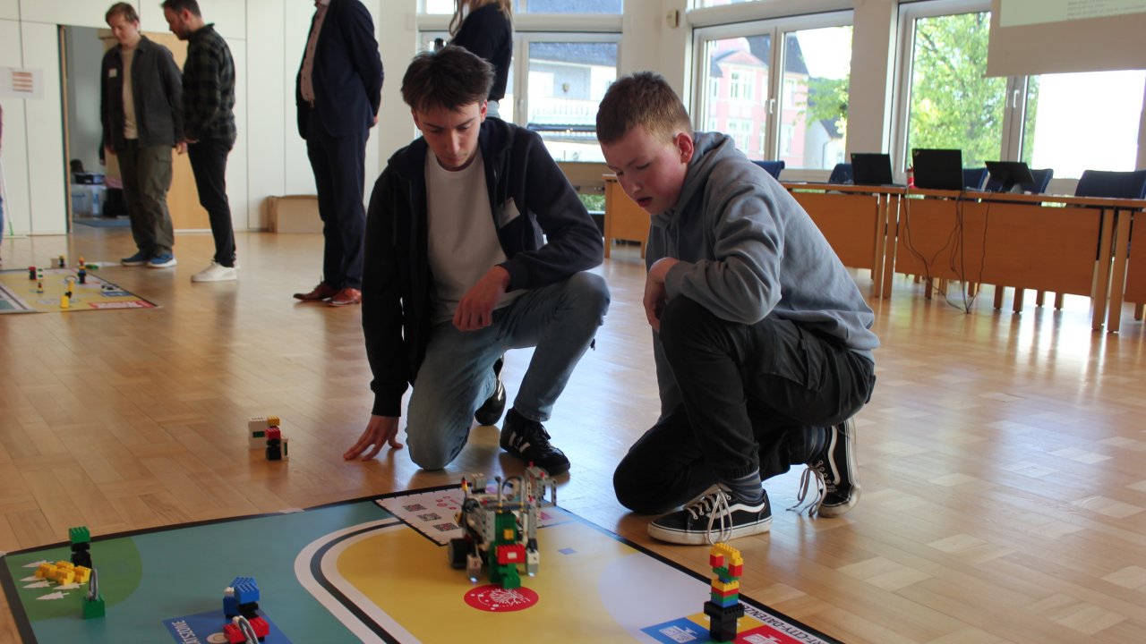 Fünf Schülerteams haben im Kreishaus Olpe an der  Lokallrunde des 18. zdi-Roboterwettbewerbs teilgenommen. In der Kategorie Robot-Game schickten die Teams ihre selbstprogrammierten Lego-Roboter auf eine Mission. von Wolfgang Schneider