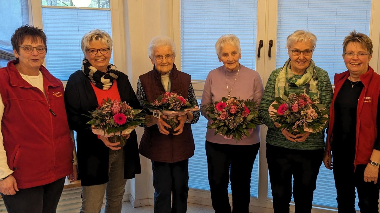 Die geehrten Mitglieder und die wiedergewählten Vorstandsfrauen der kfd Saalhausen. von Verena Rameil