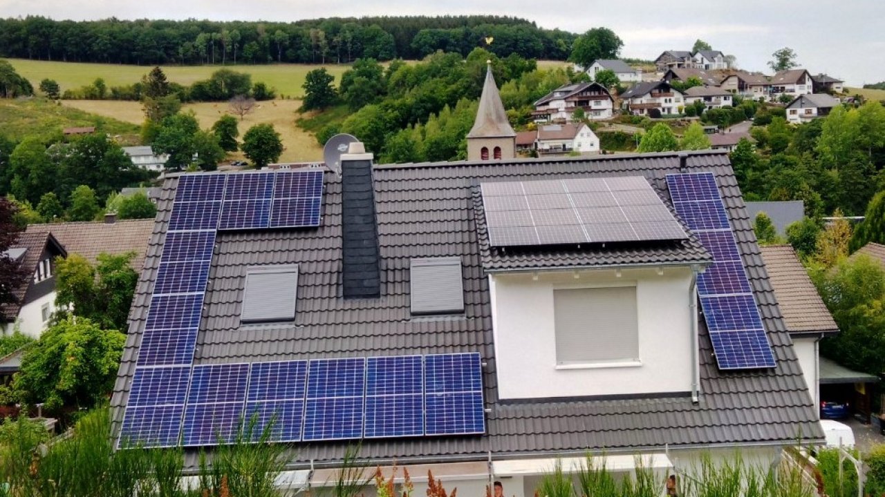 Installierte Photovoltaikanlage auf dem Dach eines Hauses in Oberveischede. von Kreisstadt Olpe