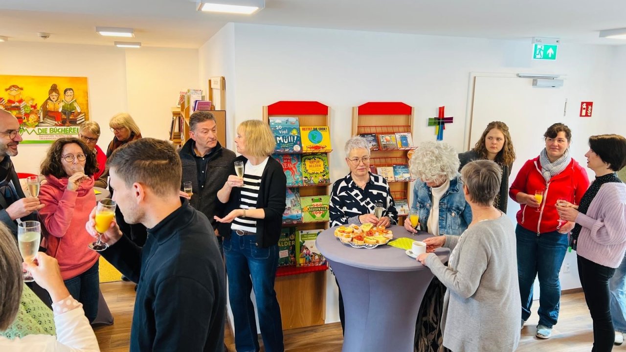 Zahlreiche Gäste kamen zur Einweihung der Bücherei in Drolshagen. von privat
