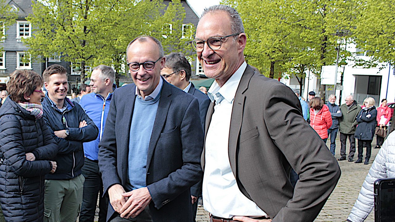 CDU-Parteichef Friedrich Merz wurde vom Kreisvorsitzenden Jochen Ritter (rechts) auf dem Marktplatz in Olpe begrüßt. von Wolfgang Schneider