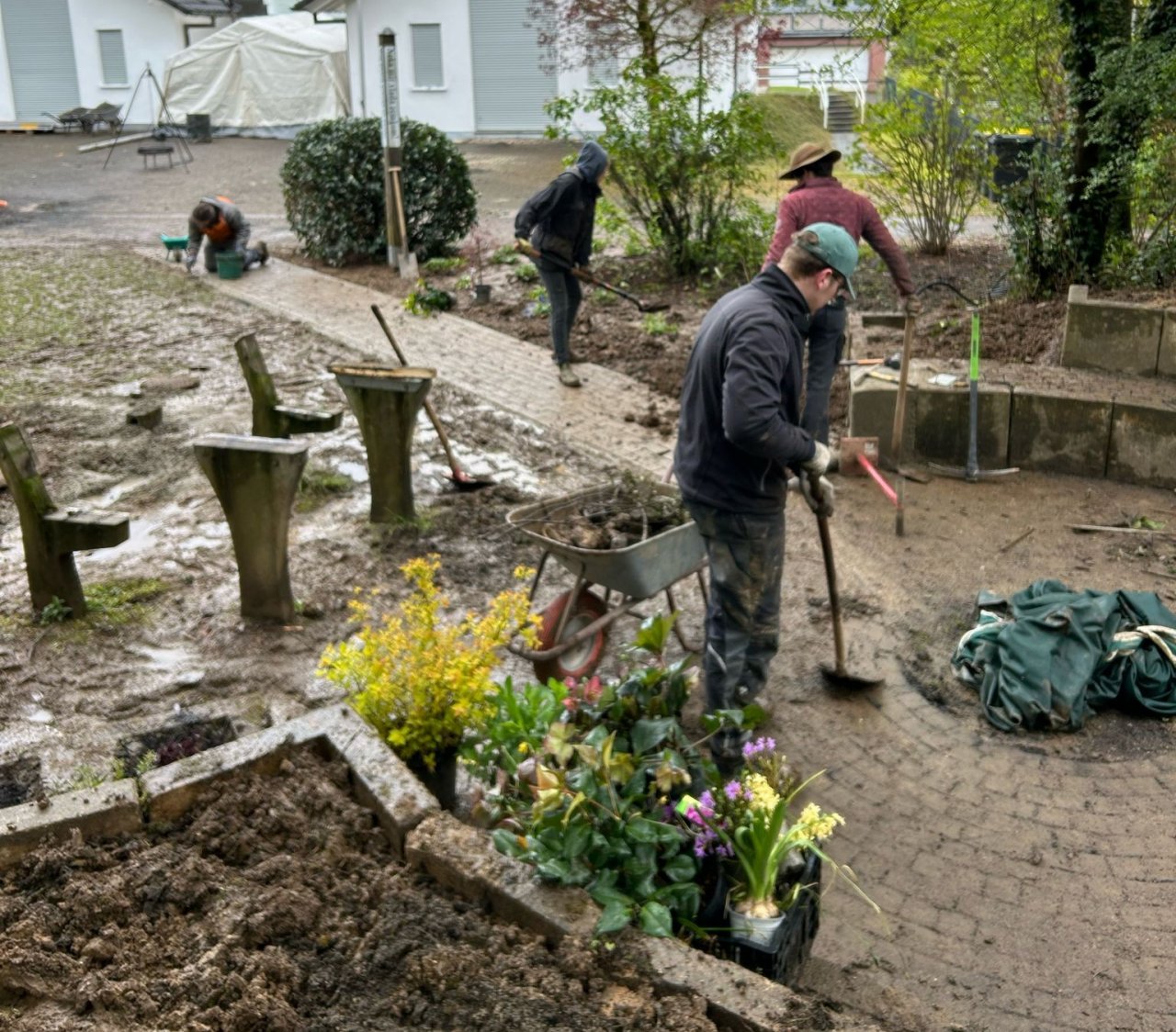 Die engagierten Jugendlichen legten neue Beete an. von privat