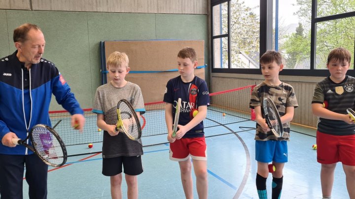 Tennisstunde für die Grundschüler in Welschen Ennest.