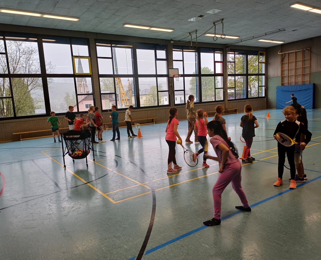 Tennisstunde für die Grundschüler in Welschen Ennest. von privat