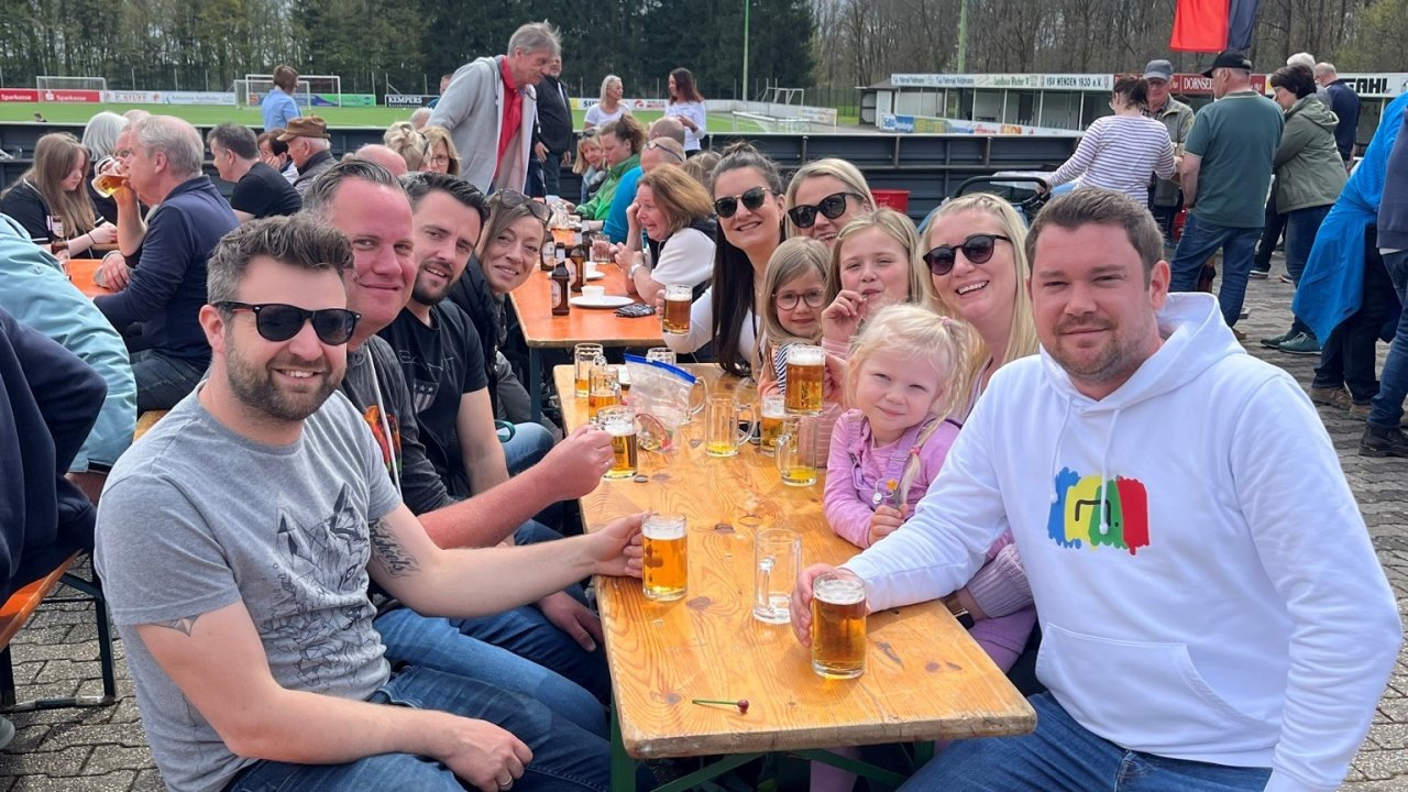 Klein und Groß treffen sich am 1. Mai auf dem Nocken in Schönau. von privat