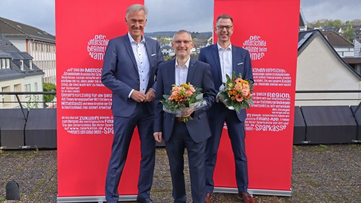 Peter Schulte, Vorstandsvorsitzender der Sparkasse Mitten im Sauerland (links) dankt Alexander...