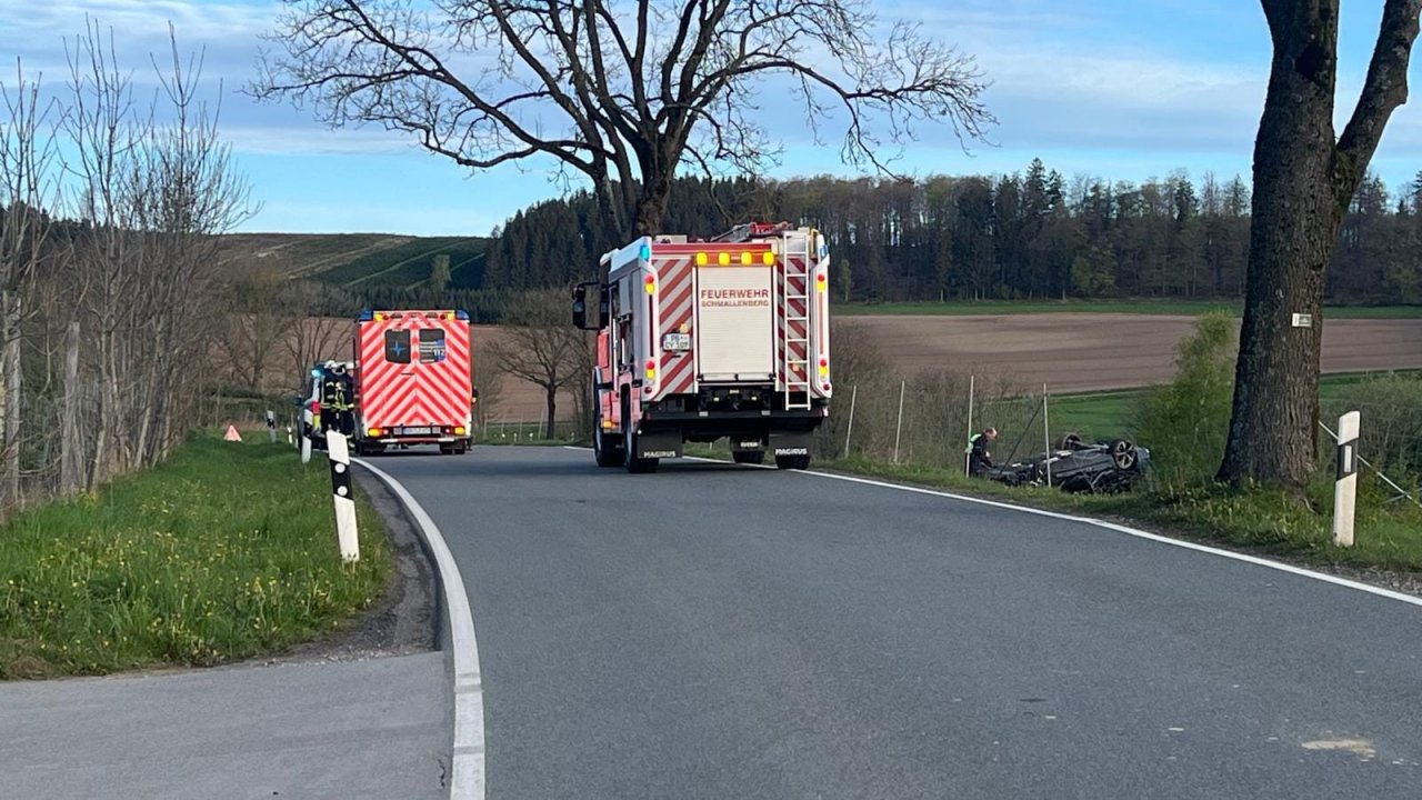 Die Feuerwehr nahm auslaufende Betriebsstoffe auf und sicherte den Verkehr ab. von Feuerwehr Schmallenberg