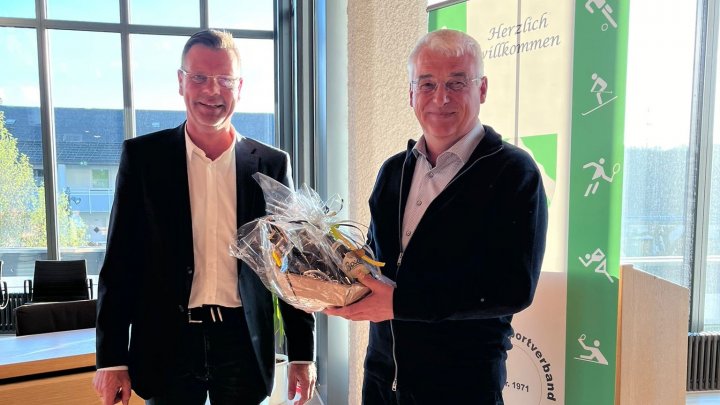 Gemeindesportverbandsvorsitzender Edgar Tiggemann (li.) bedankt sich bei Herbert Schmidt-Holthöfer...