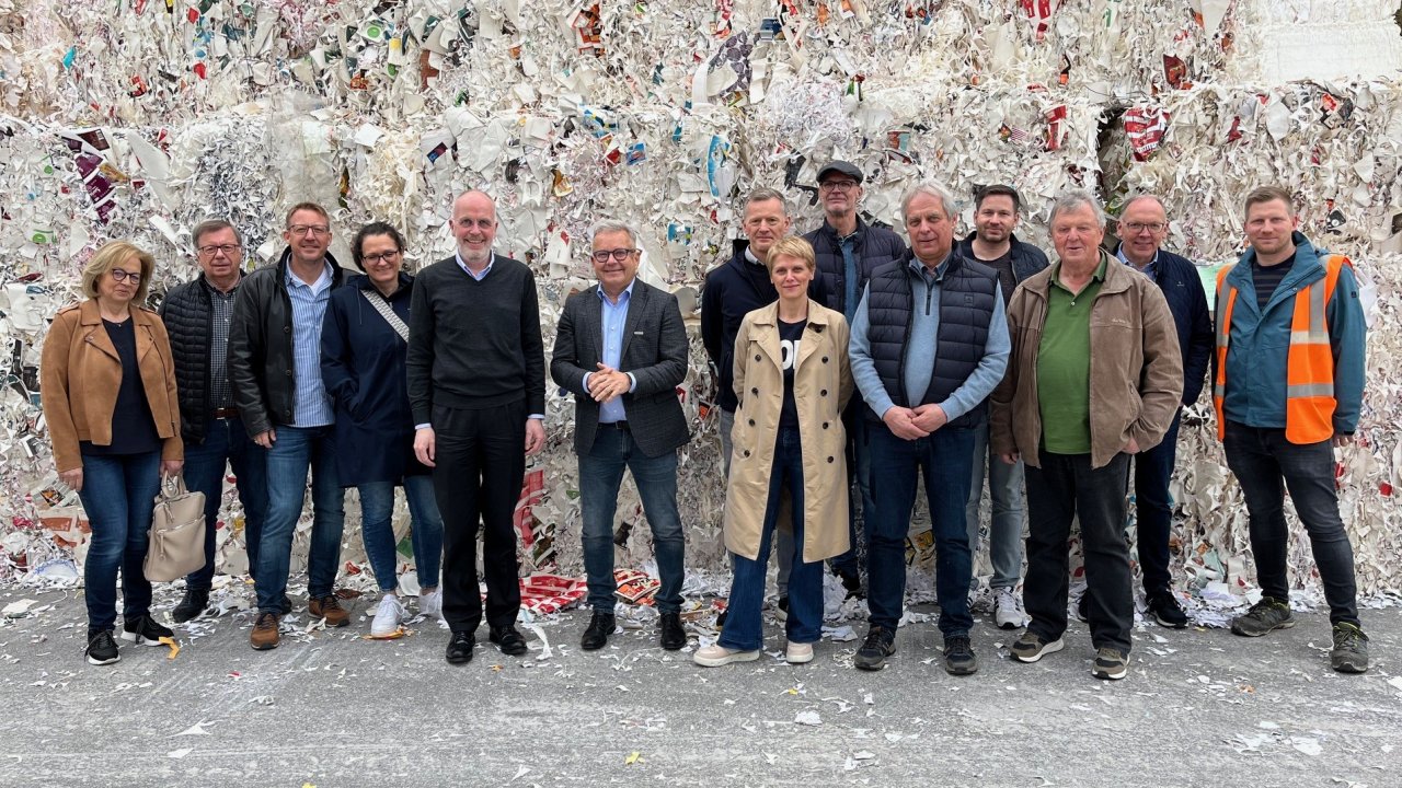 Der Vorstand des Wasserbeschaffungsverbandes Oberveischede beim Besuch in der Papierfabrik. von privat