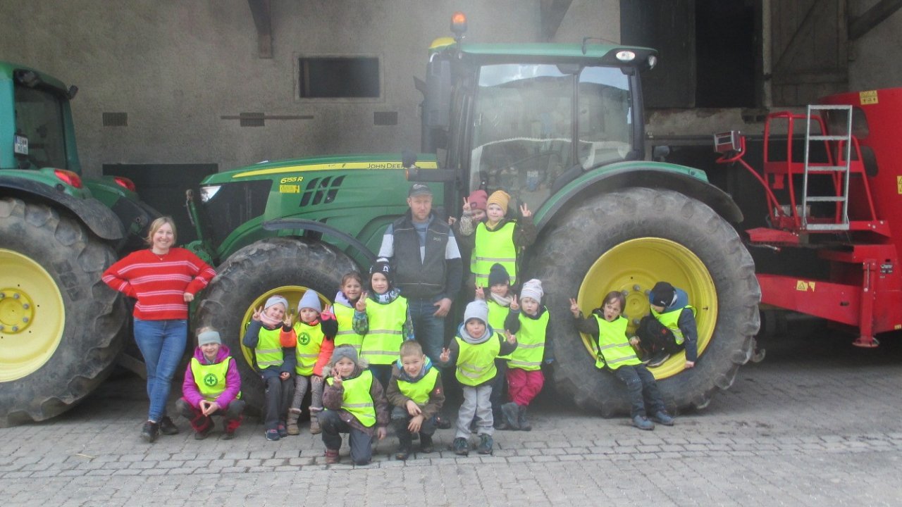 Beim Besuch eines Bauernhofs gab es viele interessante Einblicke für die Kinder. von privat