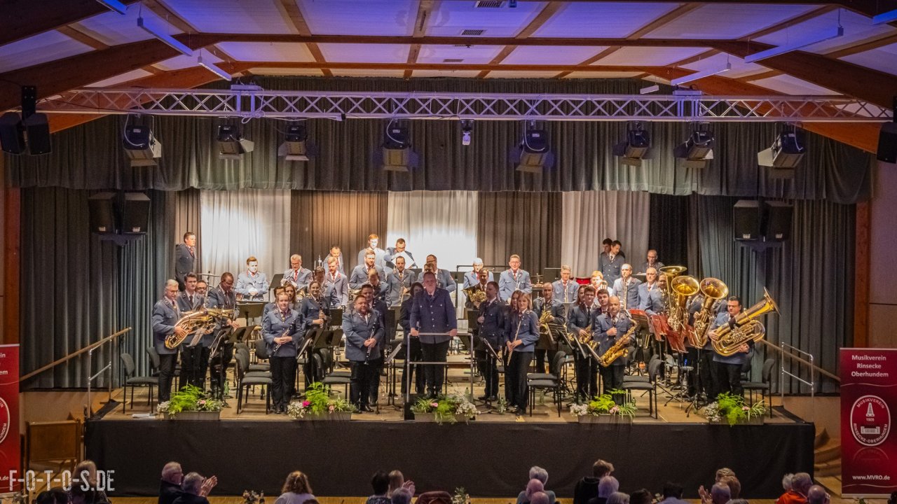 Der Musikverein Rinsecke-Oberhundem begeistert bei seinem Konzert in der Dorfgemeinschaftshalle. von F-O-T-O-S.DE