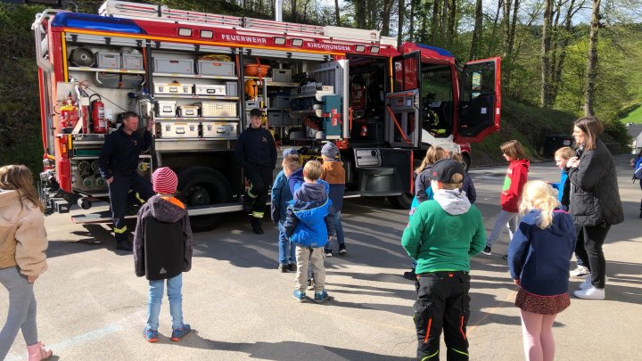 Brandschutztag an der Grundschule: Feuerwehr begeistert mit Fettexplosion