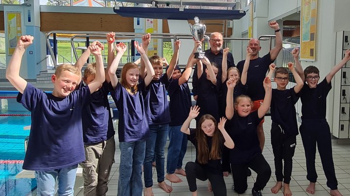 Grundschule Bamenohl gewinnt Kreismeisterschaft im Schwimmen.