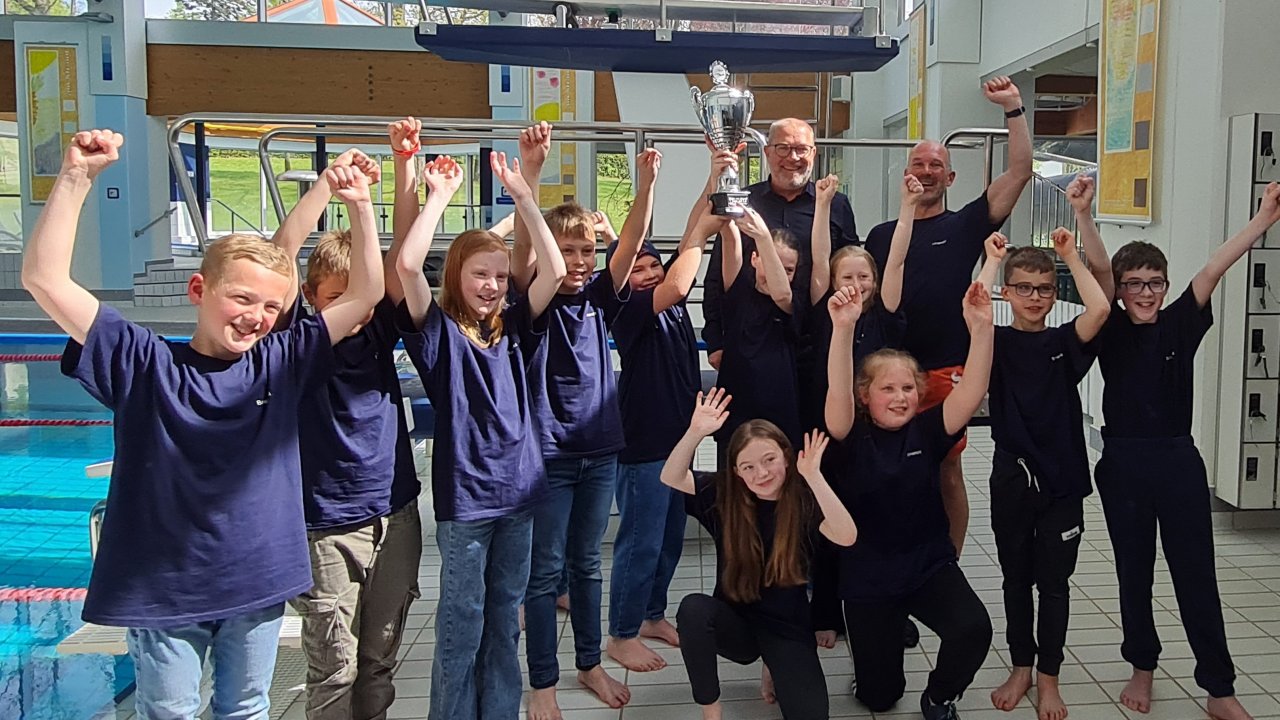 Grundschule Bamenohl gewinnt Kreismeisterschaft im Schwimmen. von privat