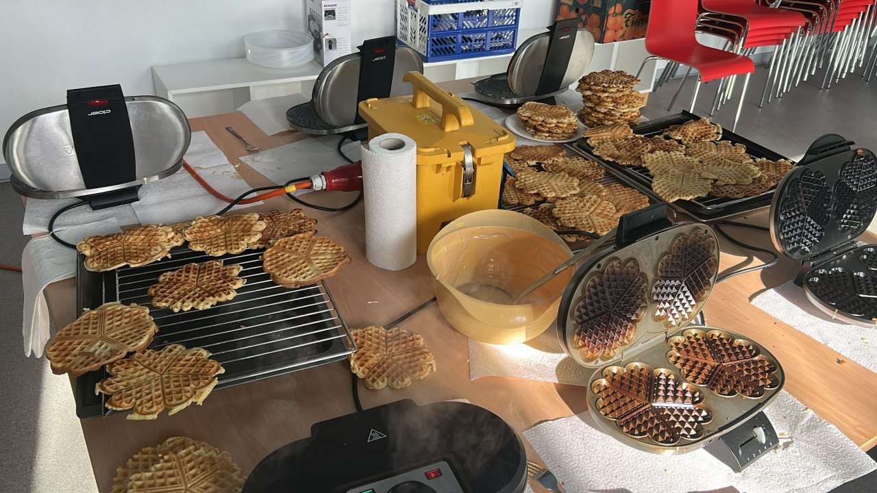 850 Waffeln haben Kinder, Eltern und das Team des Caritas-AufWind Kindergartens Regenbogenland an einem Tag gebacken und damit Serkenroder beliefert. von privat