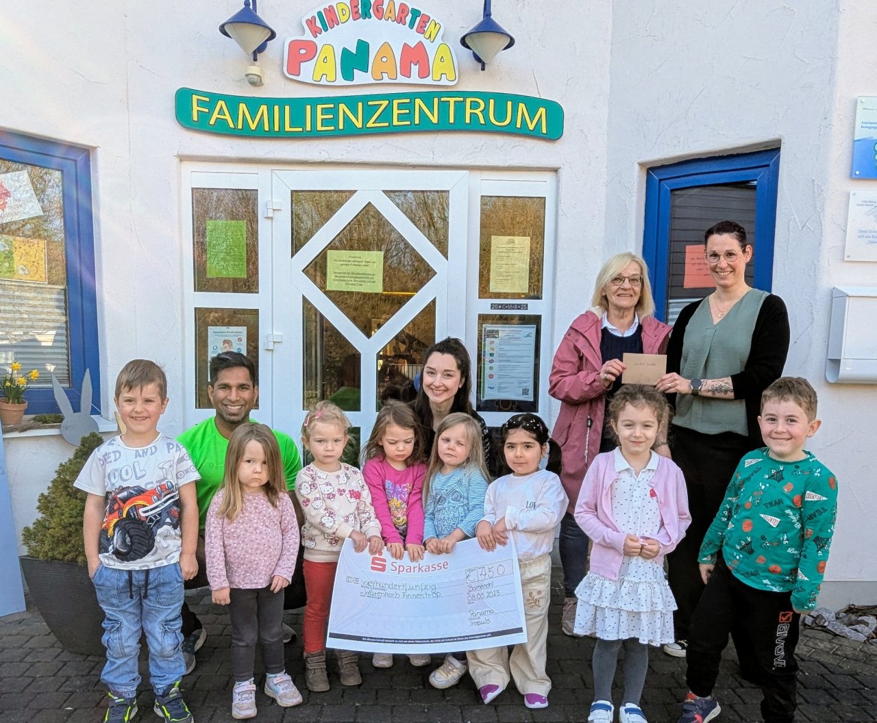 450 Euro sind bei der Waffelaktion „Pink gegen Rassismus“ zusammengekommen. Der Warenkorb Finnentrop freut sich über die Unterstützung. von privat