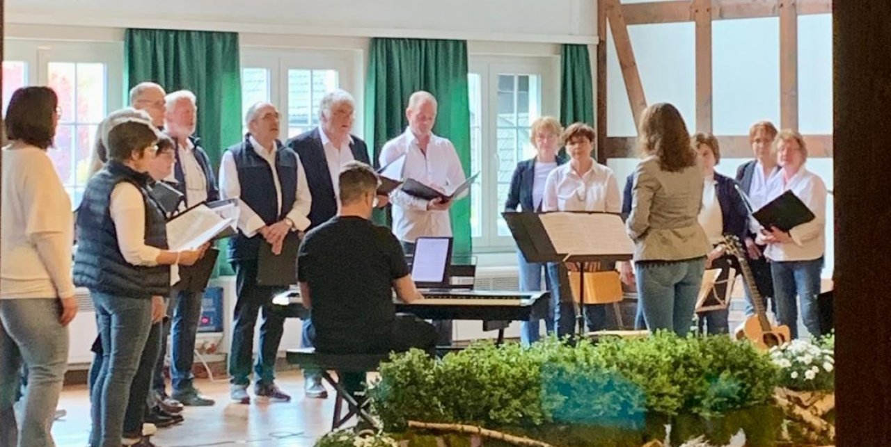 Unter Leitung von Manuela Droste-König eröffnete der Gemischte Chor Serkenrode den Abend mit seinen Liedbeiträgen. von privat