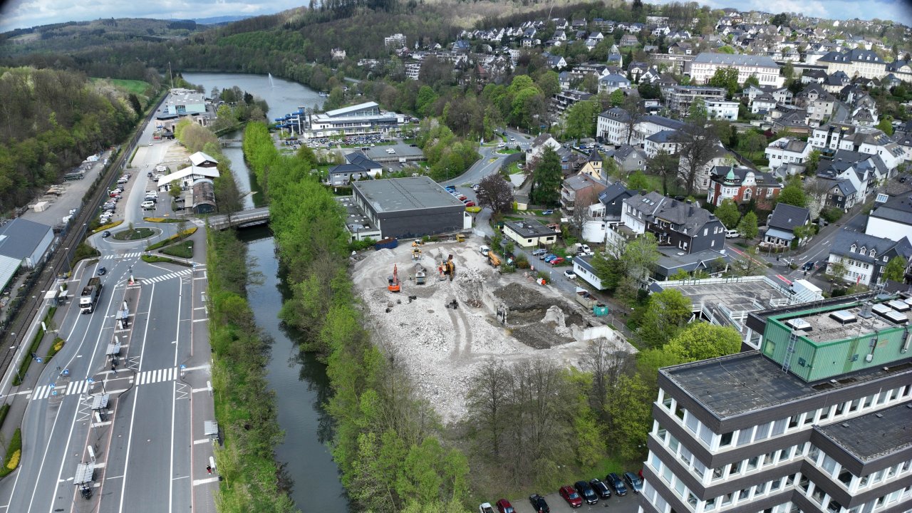 Die Luftbildaufnahme zeigt die Fläche der ehemaligen Realschule mit Blick entlang der künftigen Bigge-Promenade bis zum Freizeitbad von © Kreisstadt Olpe