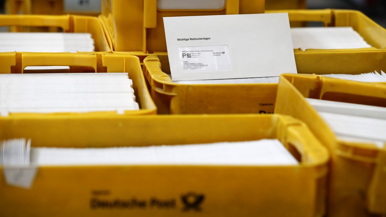 Die Deutsche Post versendet in diesen Tagen die Wahlbenachrichtigungen für die Europawahl. von Deutsche Post