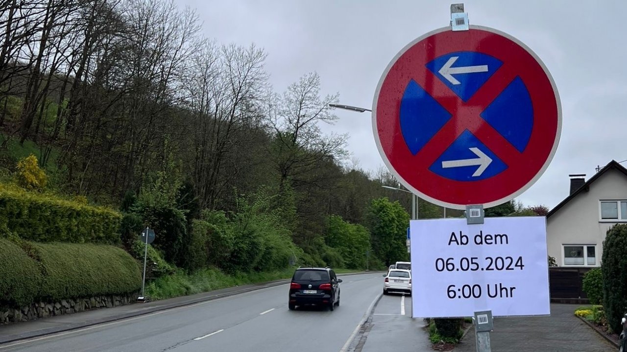 Seit Montagmorgen, 6. Mai, besteht in diesem Bereich der Hundemstraße in Kirchhundem Park- und Halteverbot. von privat