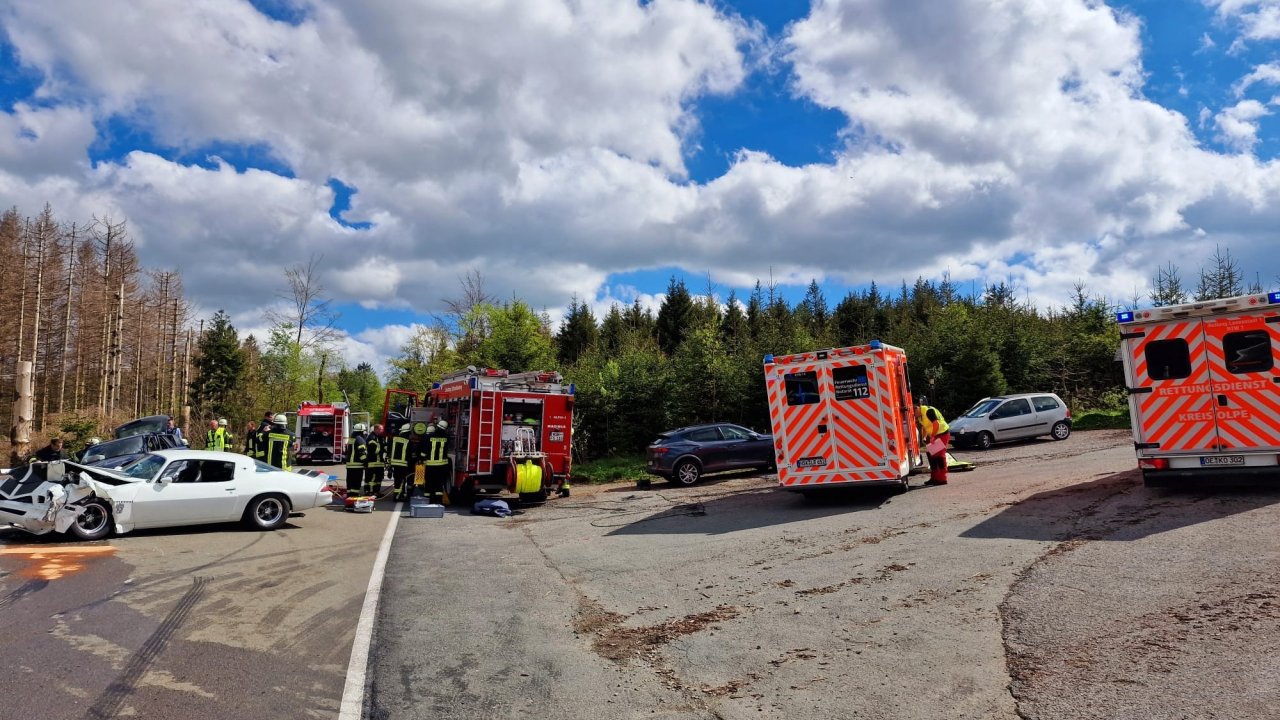 Bei einem Unfall in Fleckenberg verletzten sich drei Menschen, einer davon lebensgefährlich. von Feuerwehr Schmallenberg