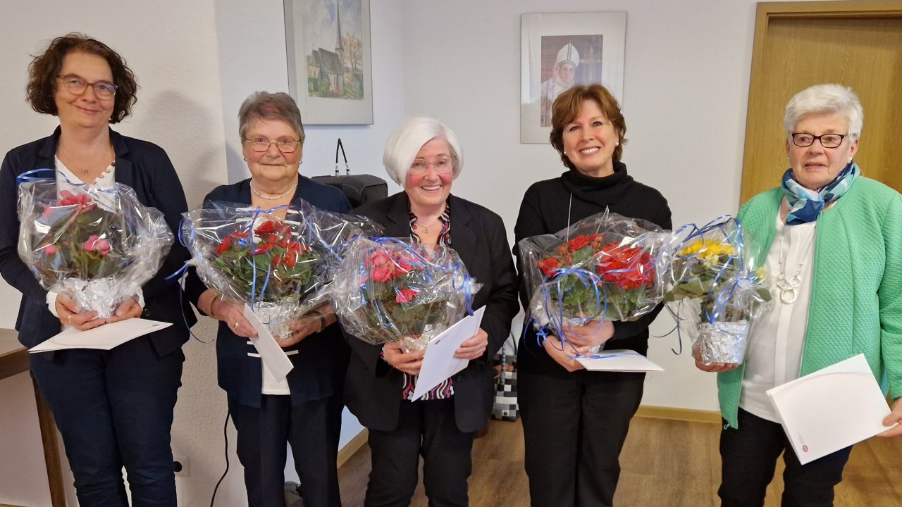 Die Geehrten (v.l.): Heike Alfes, Elisabeth Strunk, Mia Sabisch, Maribel Schmidt und Edith Leßmann. von privat