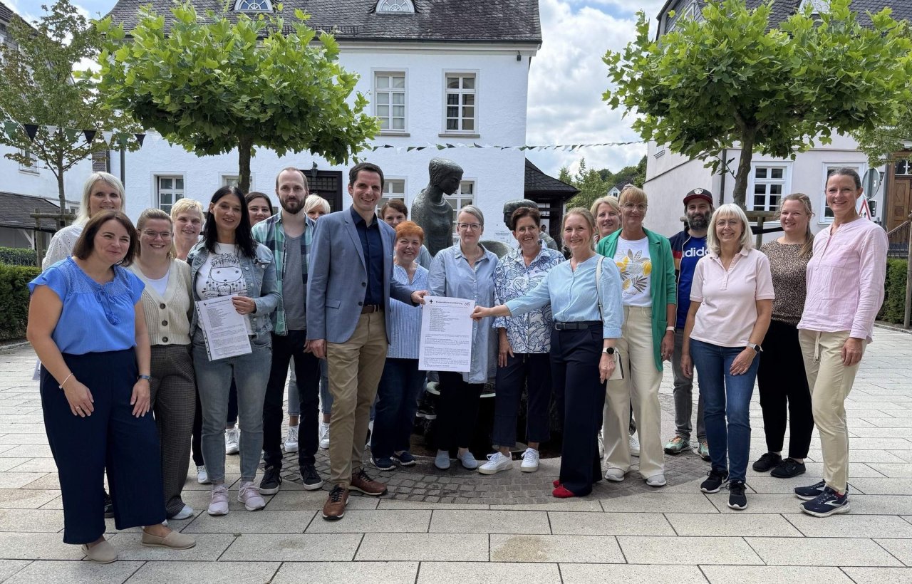 Im Beisein von Bürgermeister Christian Pospischil haben Vertreter von Attendorner Kindertageseinrichtungen (KiTas) und Grundschulen eine Kooperationsvereinbarung unterzeichnet. von Hansestadt Attendorn