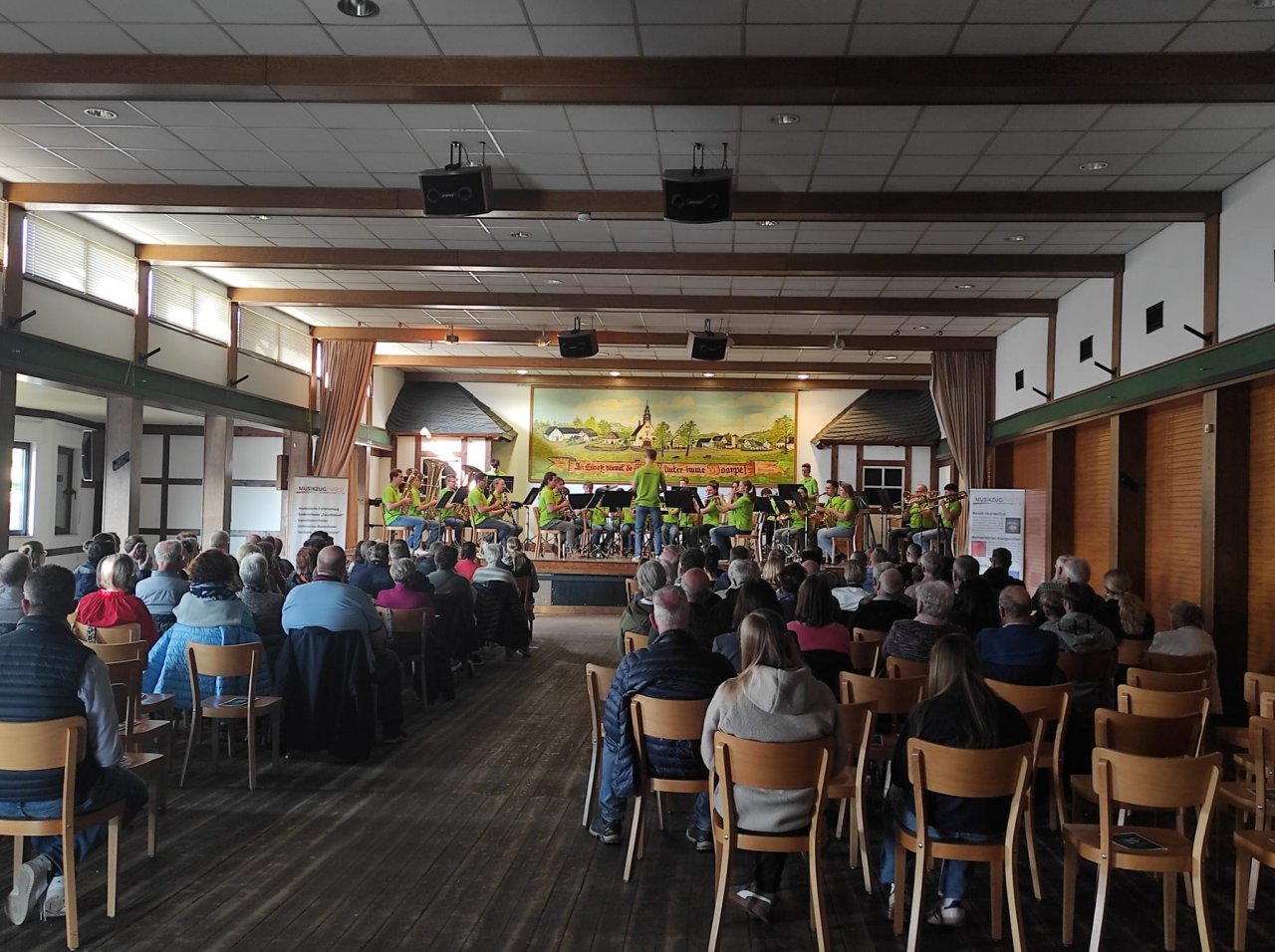 Der Nachwuchs des Musikzuges Ennest stand kürzlich vor zahlreichen Zuhörern auf der Bühne der Schützenhalle. von privat