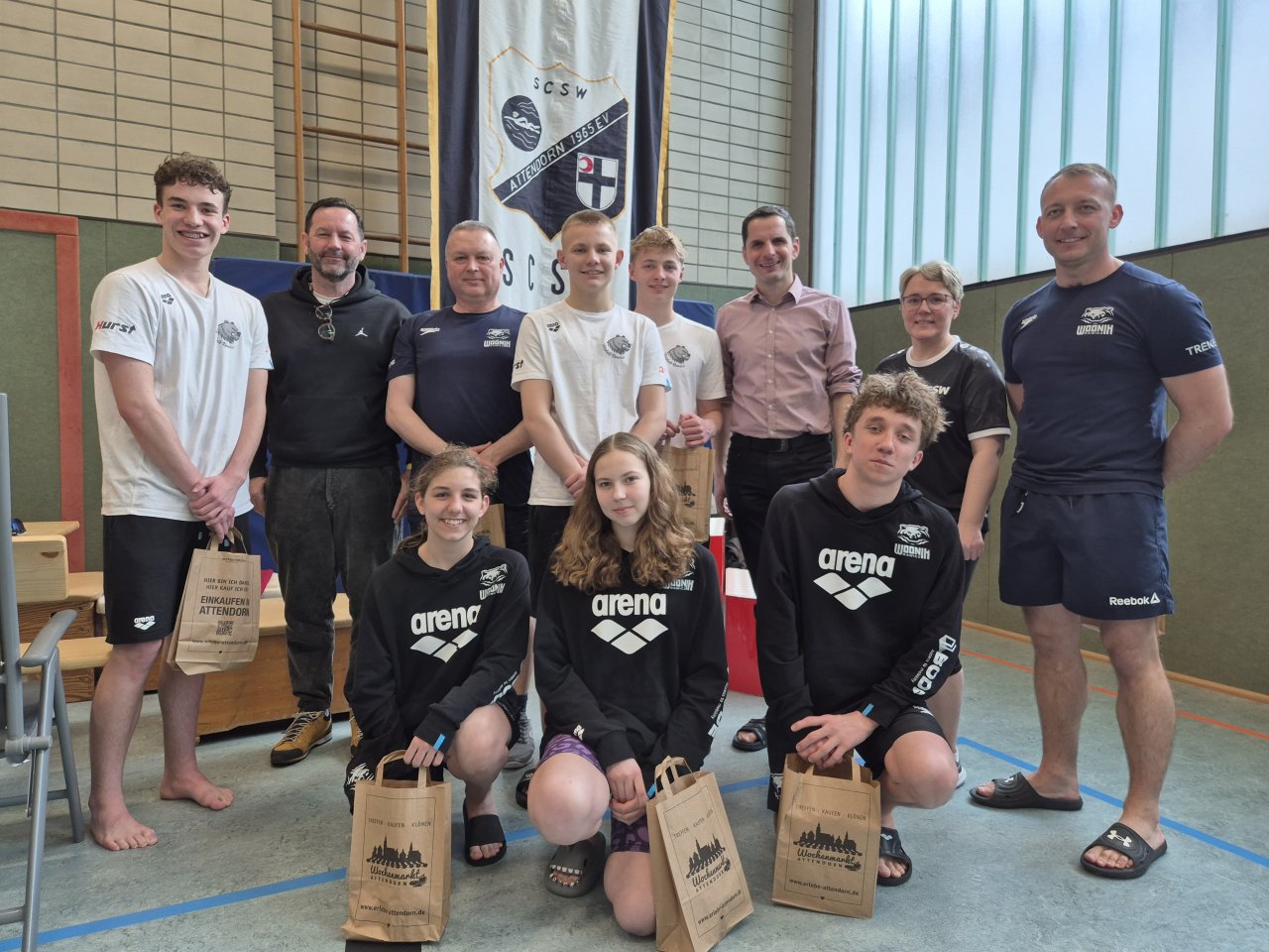 Bürgermeister Christian Pospischil (stehend, 3.v.r.) begrüßte die Teilnehmer des Frühlingsschwimmfest im Attendorner Hallenbad. Unter ihnen waren auch Schwimmer aus der polnischen Partnerstadt Attendorns Rawicz. von Hansestadt Attendorn