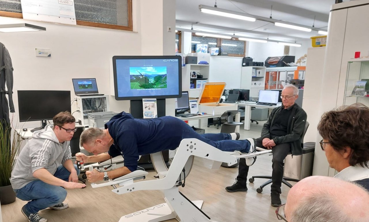 Patrick Schwane (links) vom Team der InfoTastic Academy erklärt einer Testperson, wie ein Training mit dem Icaros VR Fitness-Trainer durchgeführt wird. von privat