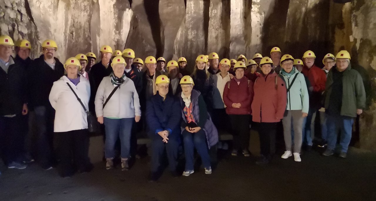 Die Mitglieder des Josefschors beim Besuch des Lava-Kellers. von privat