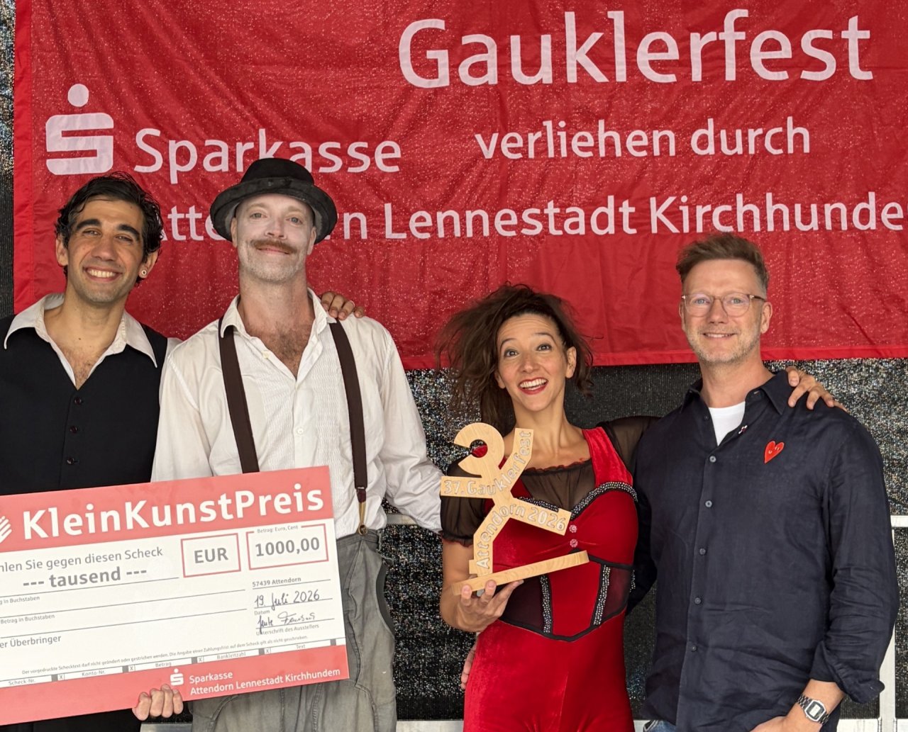 Mit einem stimmungsvollen Finale endete das diesjährige Gauklerfest in der Attendorner Innenstadt. Höhepunkt des Abends war die Verleihung des KleinKunstPreises 2026, der an das Bardo Teatro Fisico ging. von privat