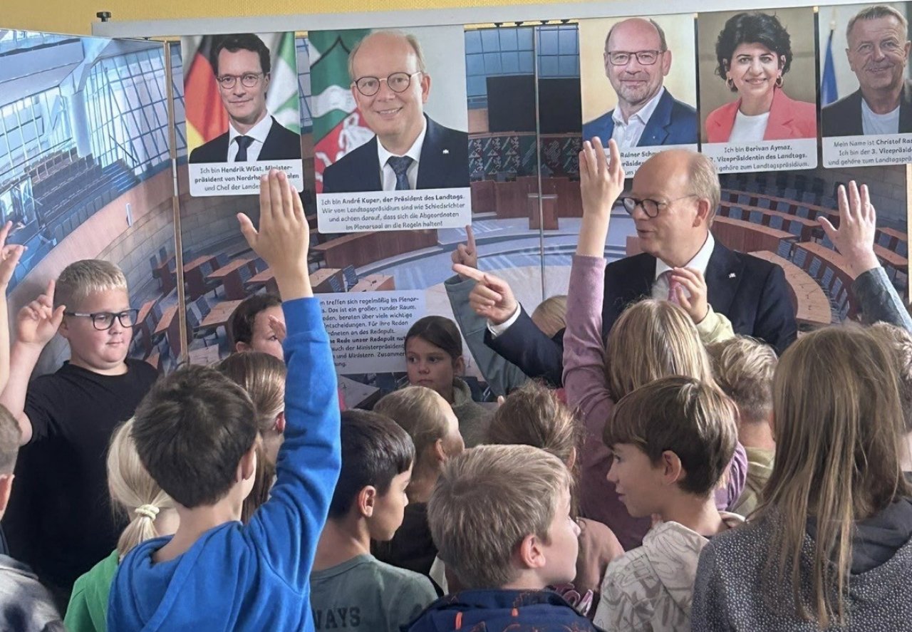 Die Schüler des dritten und vierten Jahrgangs der Atttendorner Sonnenschule haben im Rahmen des Programms „Landtag lokal“ die Arbeit des Parlaments in den eigenen Schulräumen erleben dürfen. von Sonnenschule