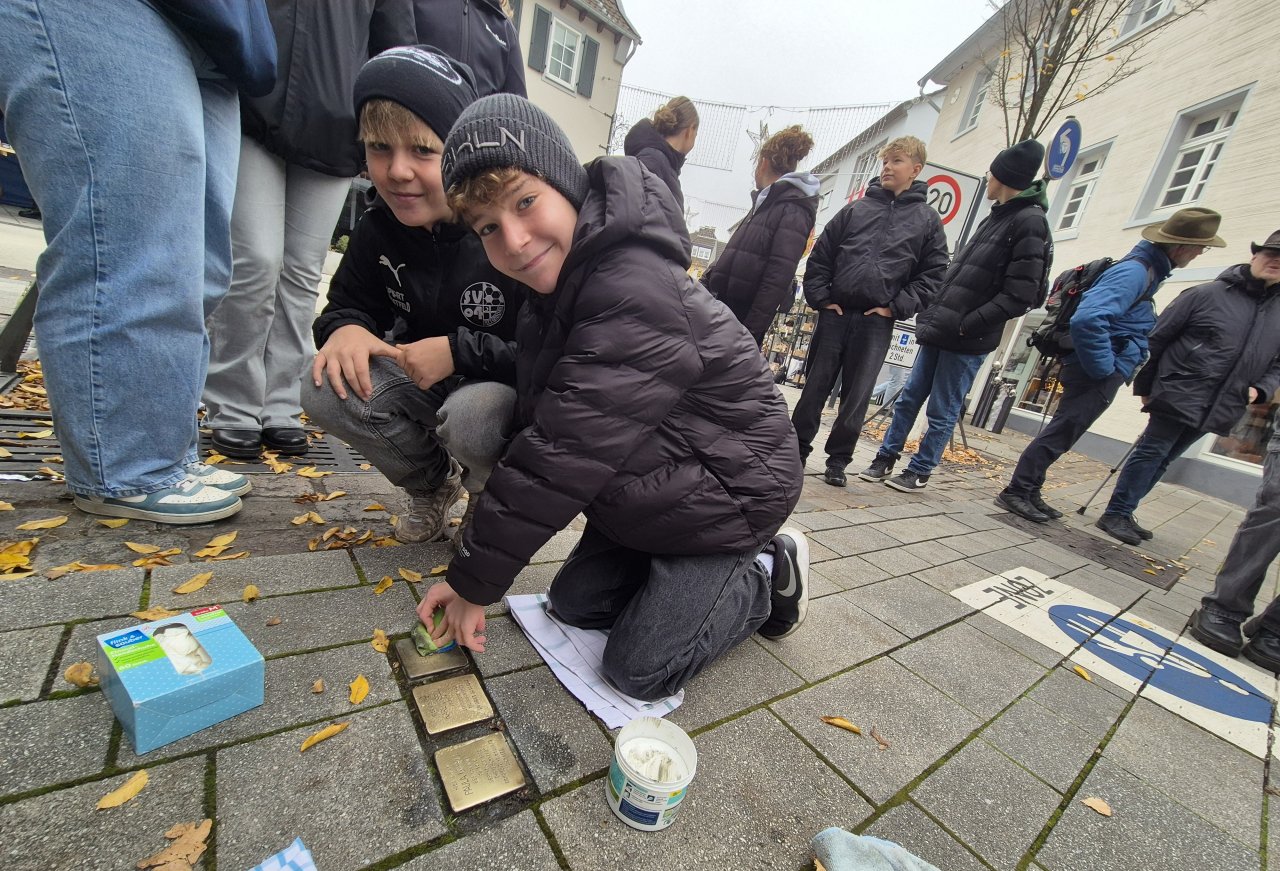 Die Konfirmanden der Evangelischen Kirchengemeinde Attendorn-Lennestadt haben die Stolpersteine in Attendorn gereinigt. von privat