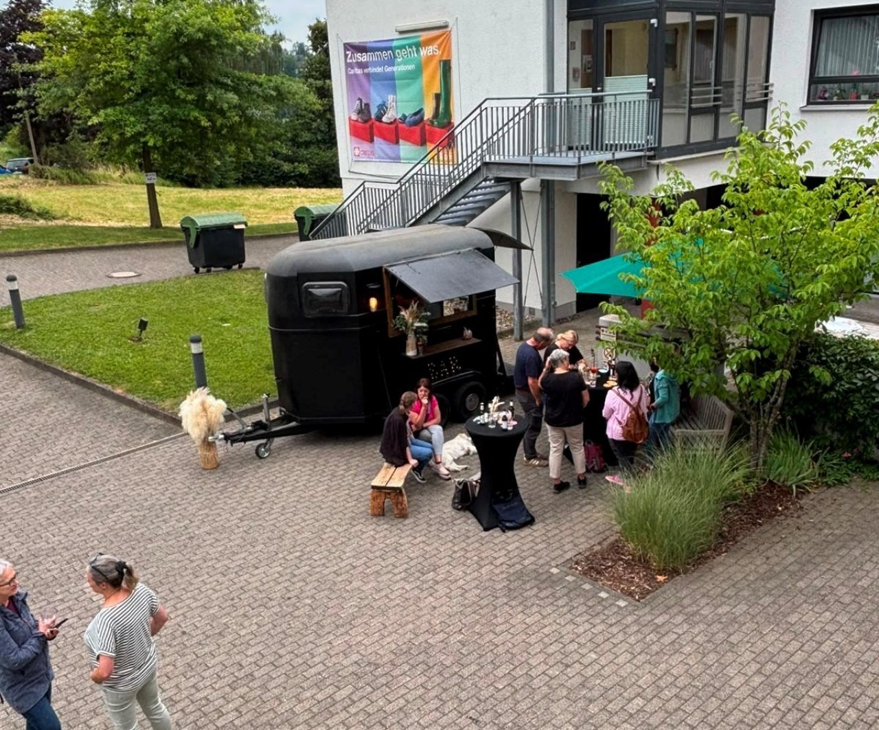 Unter dem Motto „Walk and Talk“ haben sich ehrenamtliche Mitarbeitende des ambulanten Hospizdienstes Camino und die Palliativpflegefachkräfte der Caritasstation Attendorn zu einem gemeinsamen Tag des Kennenlernens und Austausches getroffen. von privat