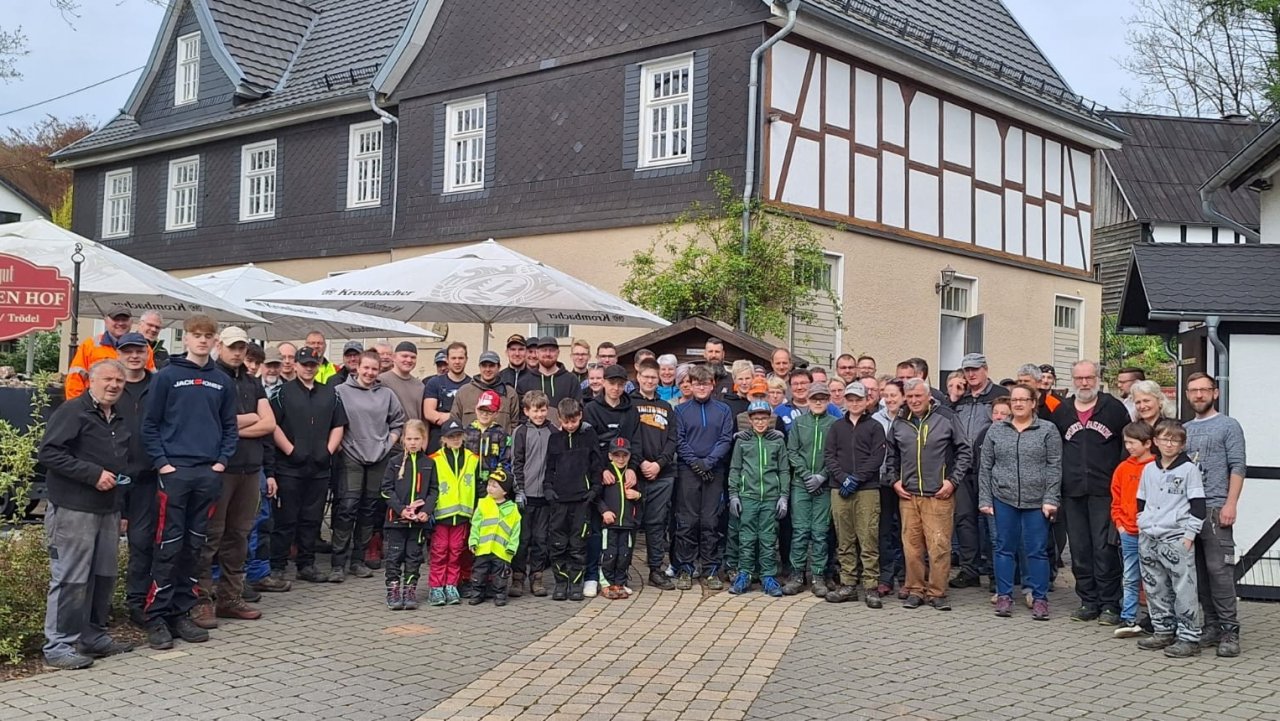 Rund 80 Helfer packten beim Tag der Dörfer mit an. von privat