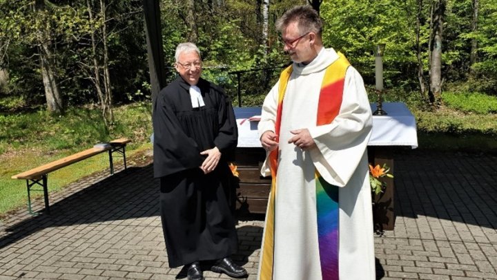 Pfarrer Dr. Jörg Ettemeyer (li.) und Pater Siegfried Modenbach