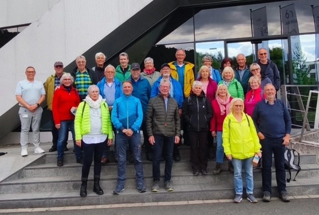 Eine Gruppe des SGV Wenden wanderte zur Firma Drehmo nach Gerlingen und erfuhr bei einem Rundgang einiges über das Unternehmen. von privat