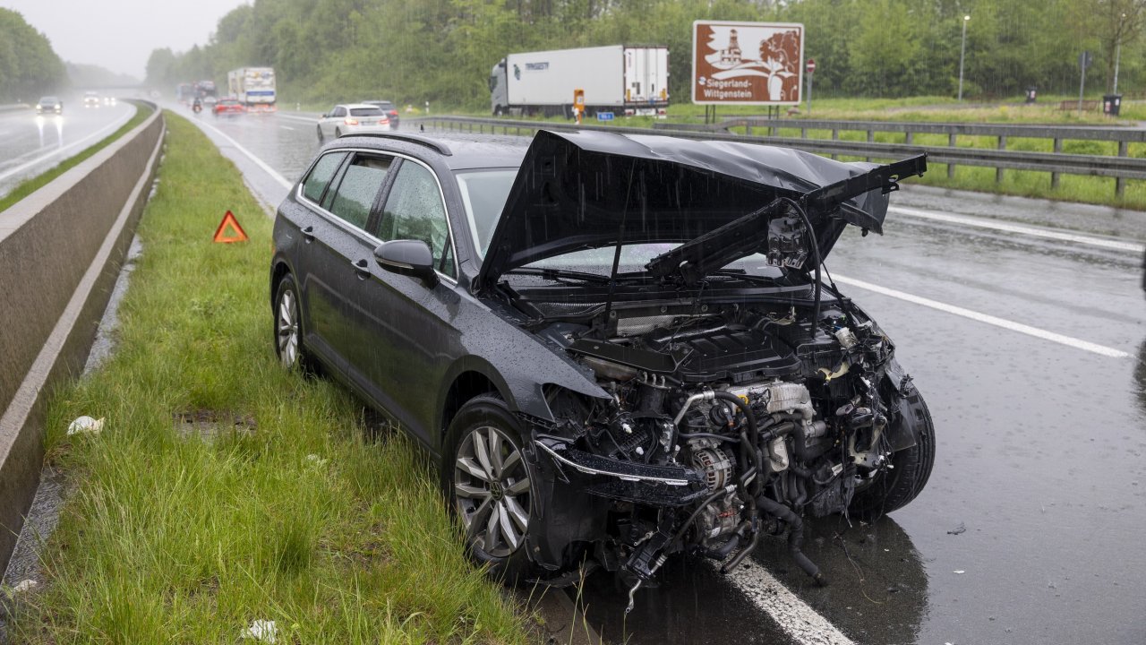 Bei einem Verkehrsunfall auf der A 45 bei Hünsborn verletzte sich am Montag, 6. Mai, der Fahrer dieses Pkw. von Kai Osthoff