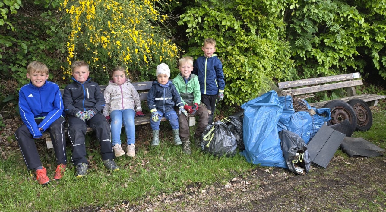 Im Rahmen der Aktion „sauberes Essinghausen“ befreiten die jungen Helfer das Dorf von achtlos weggeworfenem Müll. von privat