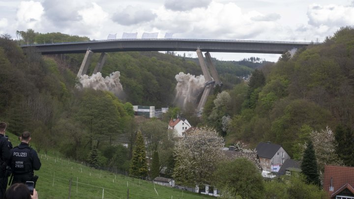 Die Talbrücke Rahmede ist vor genau einem Jahr am Sonntag, 7. Mai 2023, erfolgreich gesprengt...