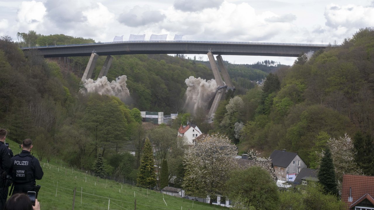 Die Talbrücke Rahmede ist vor genau einem Jahr am Sonntag, 7. Mai 2023, erfolgreich gesprengt worden. von Nils Dinkel