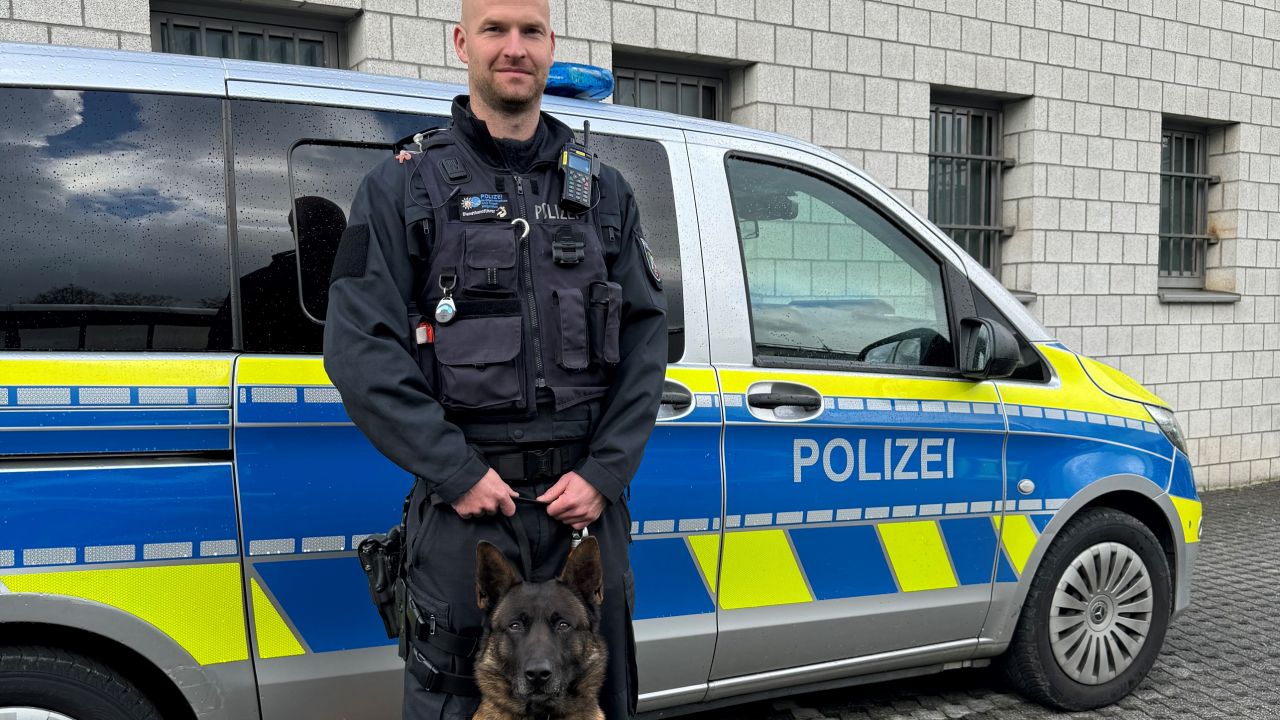 Diensthundführer Martin Mausberg und Personenspürhund Luc. von Polizei Siegen-Wittgenstein