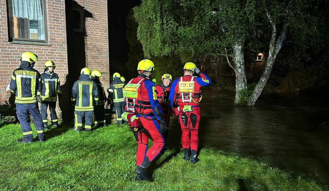 Aufgrund der starken Strömung waren auch die Strömungsretter der DLRG im Einsatz. von Feuerwehr Wenden