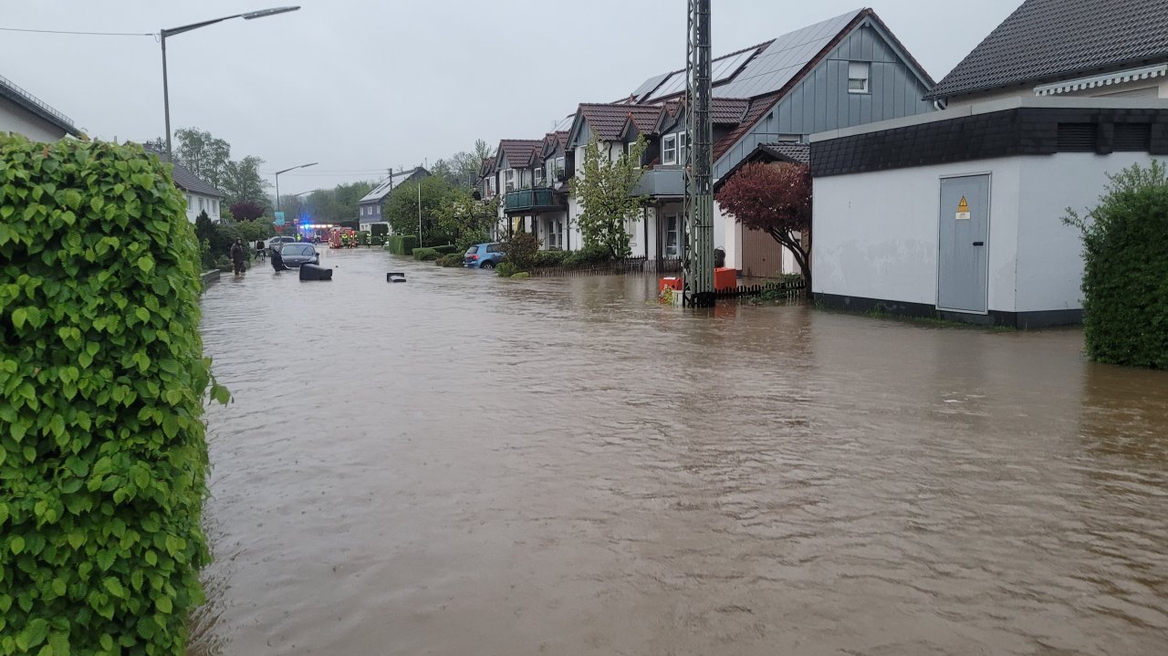 Die Bachstraße in Ottfingen stand in Teilstücken mehr als einen halben Meter unter Wasser. von Feuerwehr Wenden