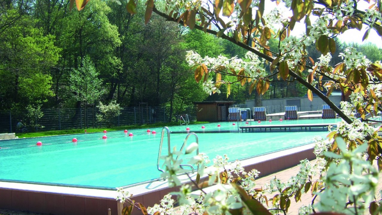 Das Freibad des Freizeitbades Olpe startet am 18. Mai in die neue Saison. von Bäderbetriebe